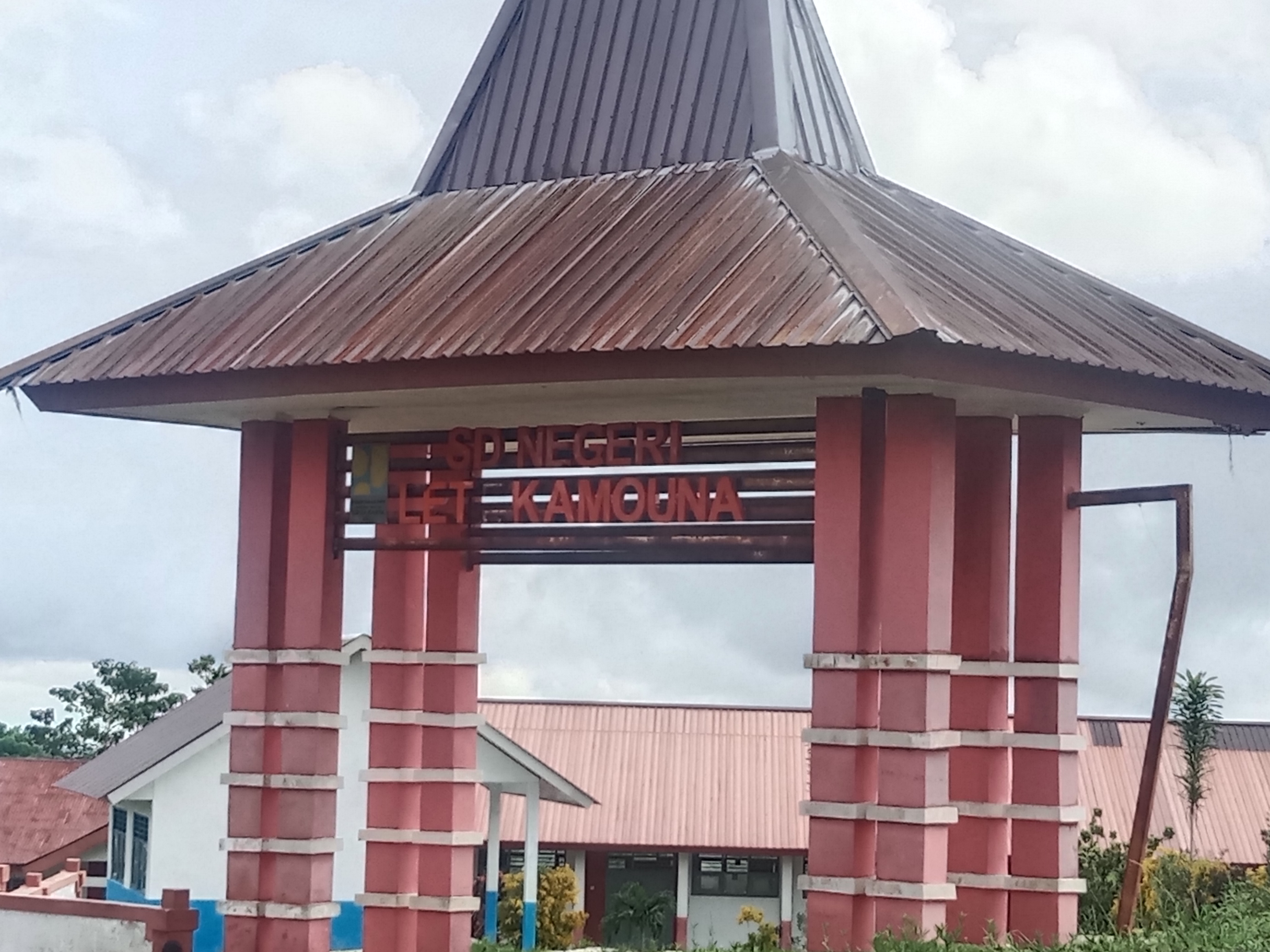 Kepala Sekolah bersama Guru SD Negeri Lete Kamouna,minta maaf kepada Orang tua murid.